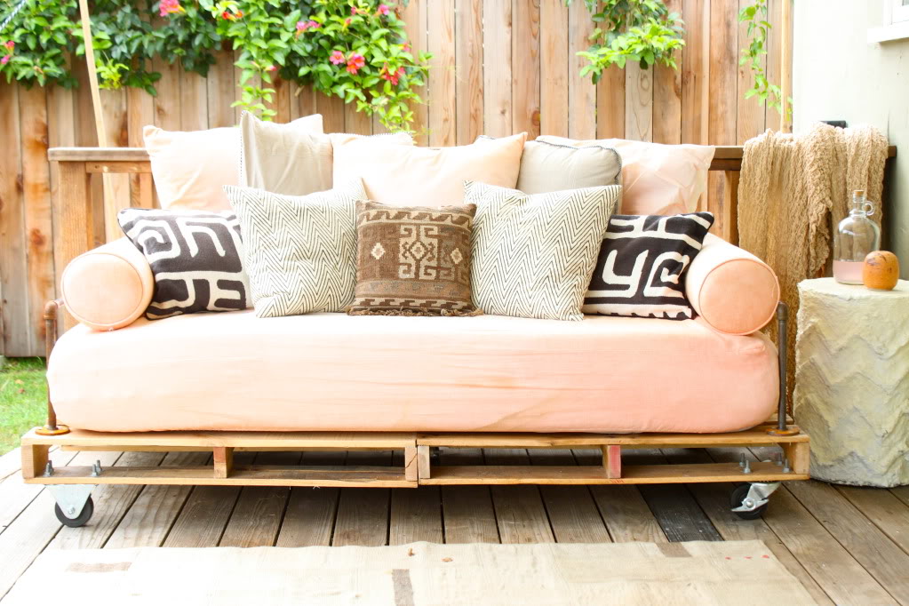 Pallet daybed