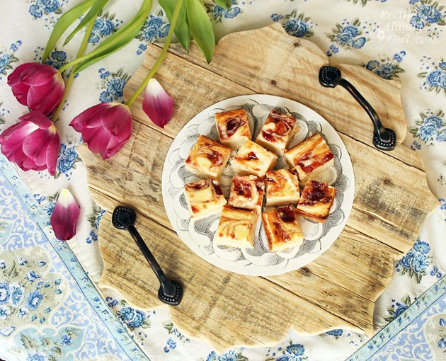 Pallet serving tray