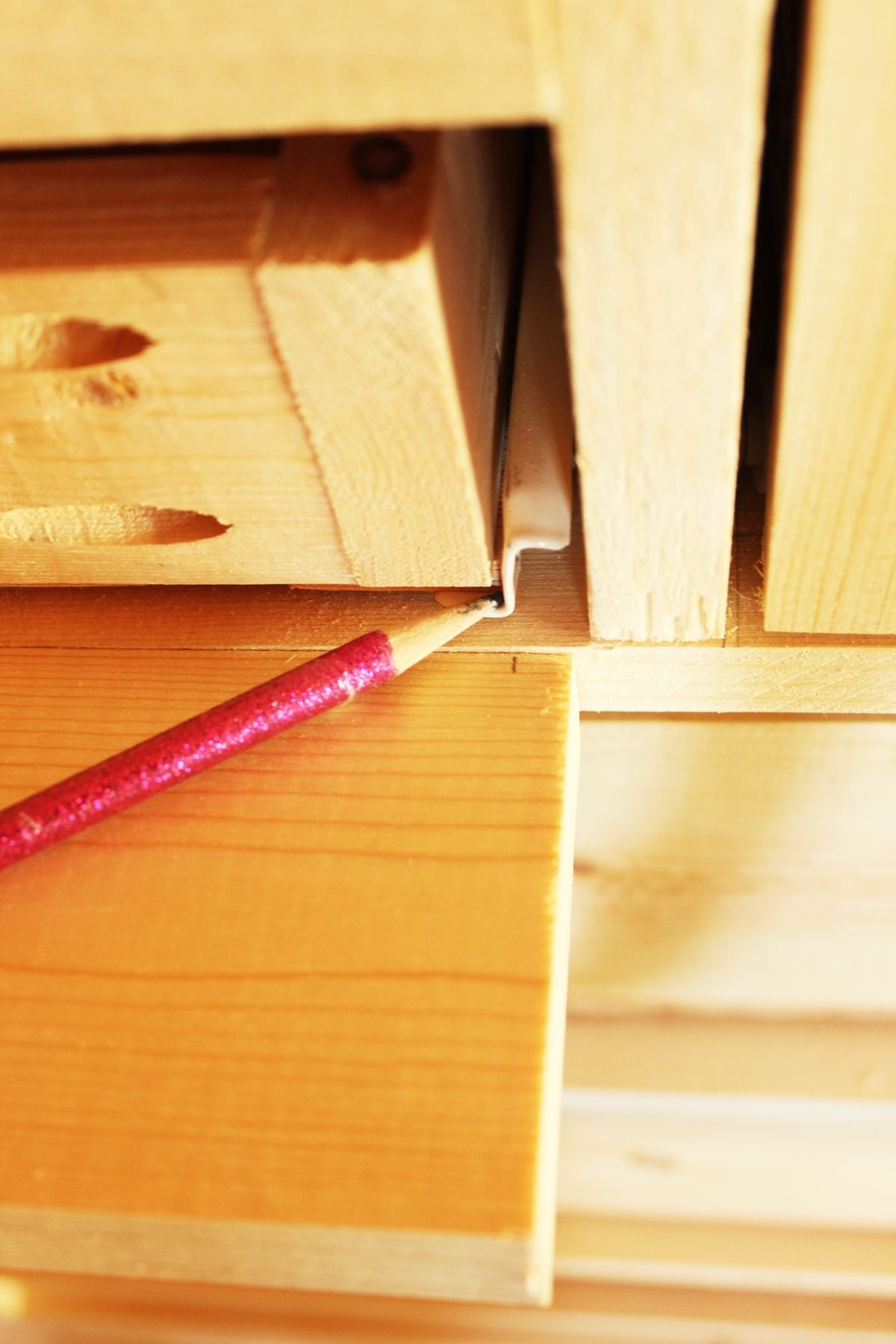 Position of the vertical part of the drawer slide