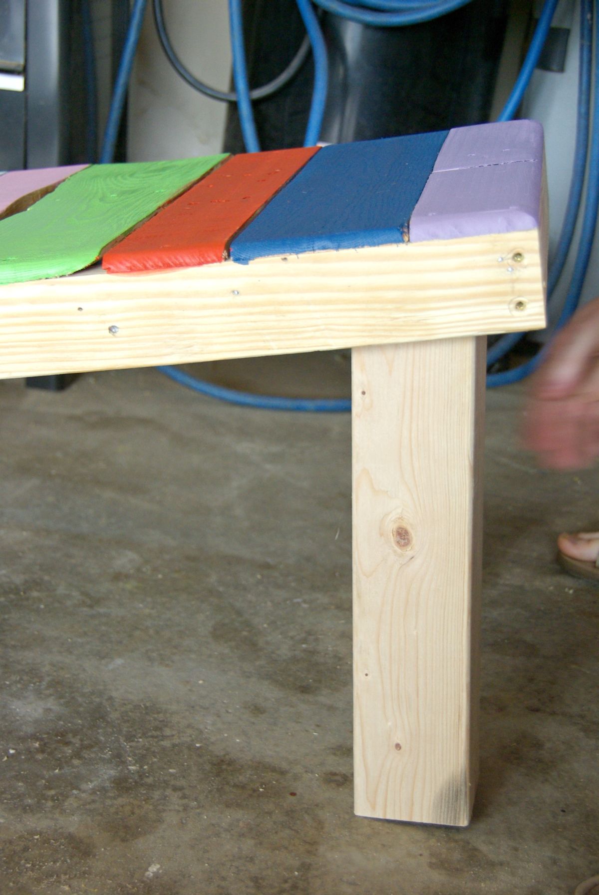 Putting legs for pallet bench