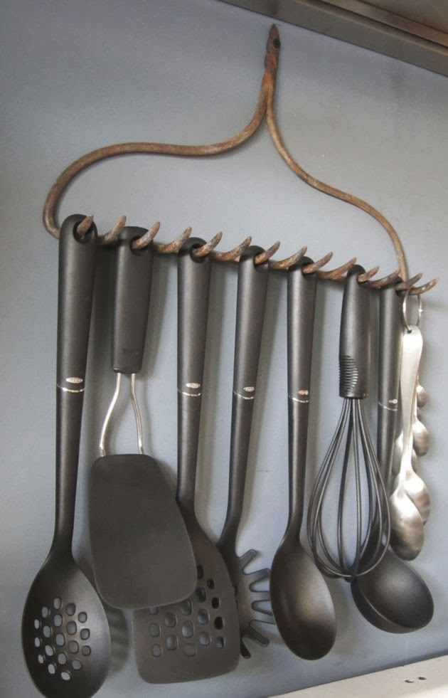 Rake kitchen utensils holder wall