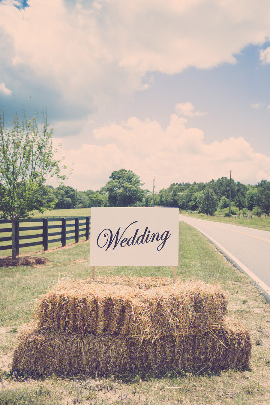 rustic-hay-bales-wedding
