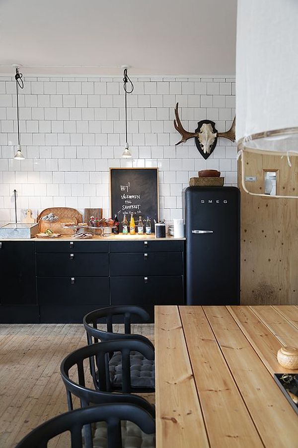 Scandinavian glosy kitchen tiles