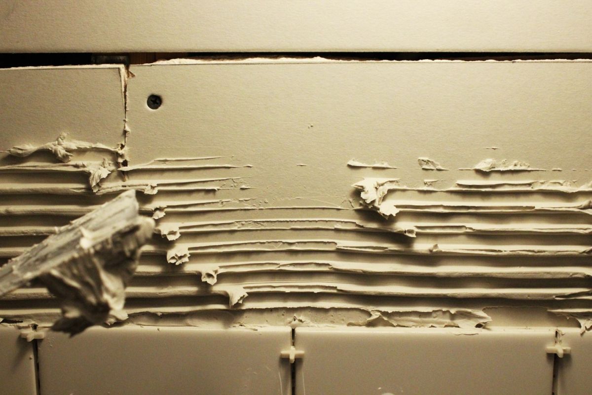 spread the mastic with the trowel