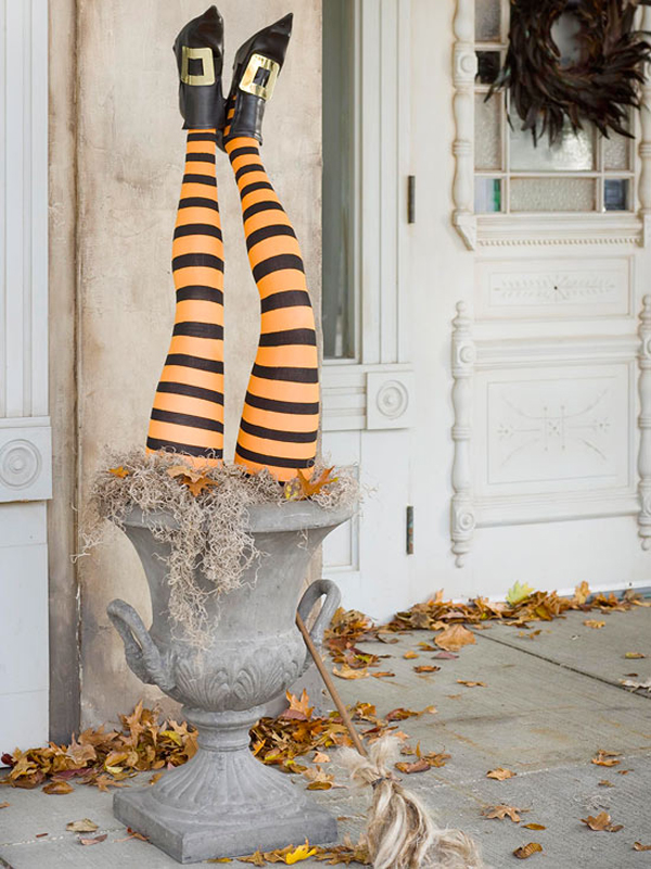 Stylish spooky halloween outdoor decoration idea