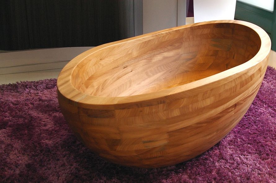 Substantial wooden bathtub is produced by Italy’s e legno group