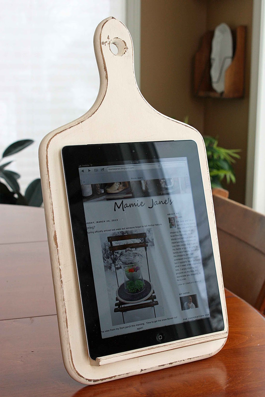 Tablet holder for the kitchen