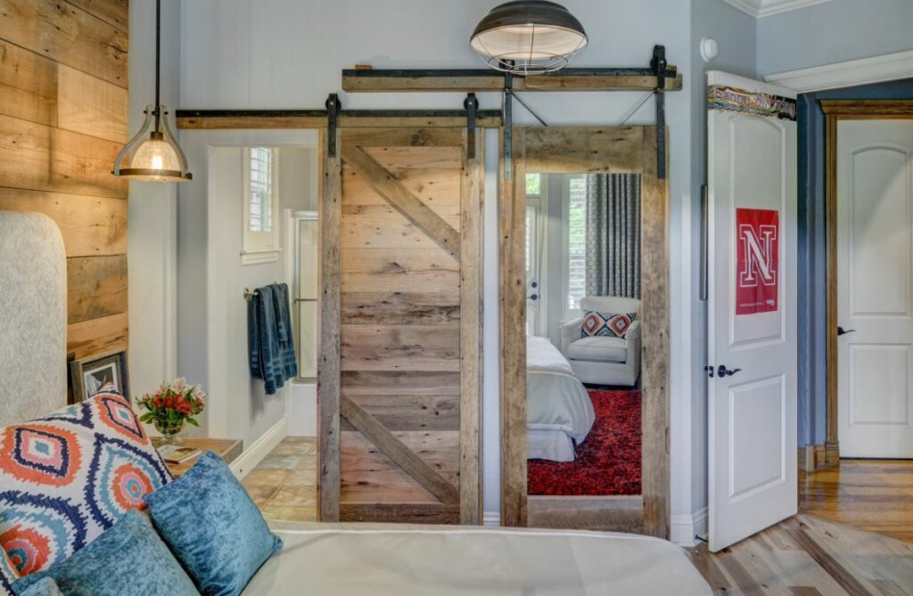 Teen en suite bathroom with wooden barn doors 1024x669