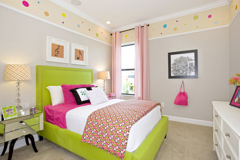 Teenage room high wall dots design