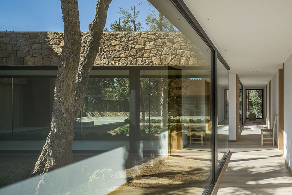 Small outdoor courtyards are placed between the cubes of the house.