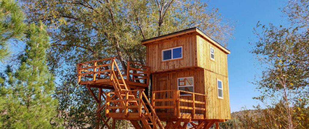 Treehouse old hippie 1024x427