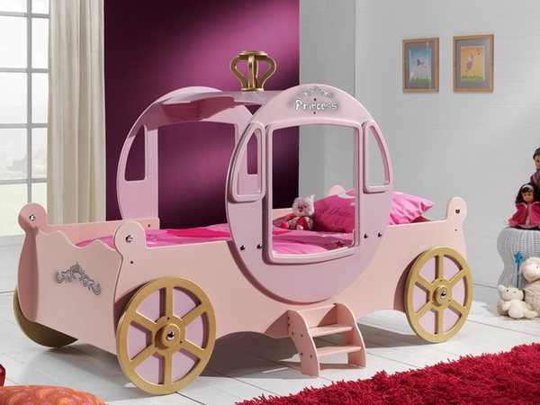 A bed suitable for a princess with a very chic and pretty design