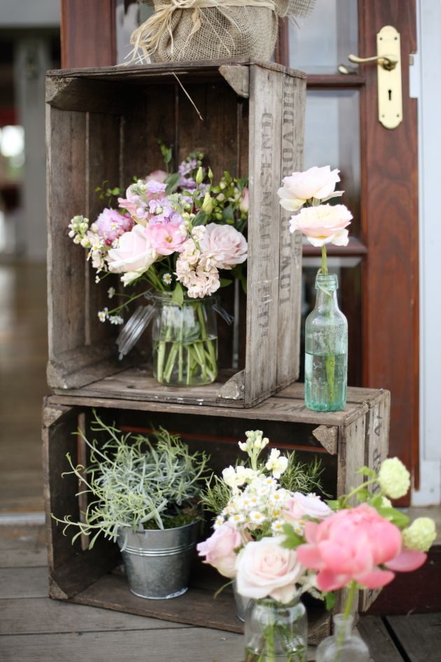 vintage-wood-crates-for-a-cool-wedding