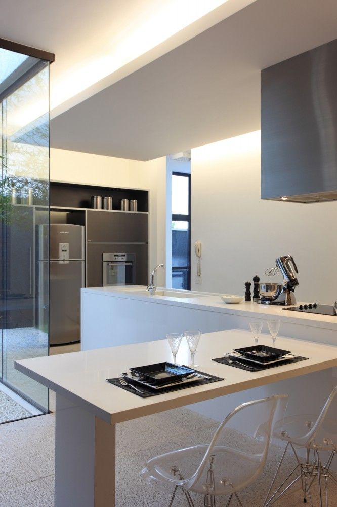 White kitchen island with seating OM House Studio Guilherme Torres