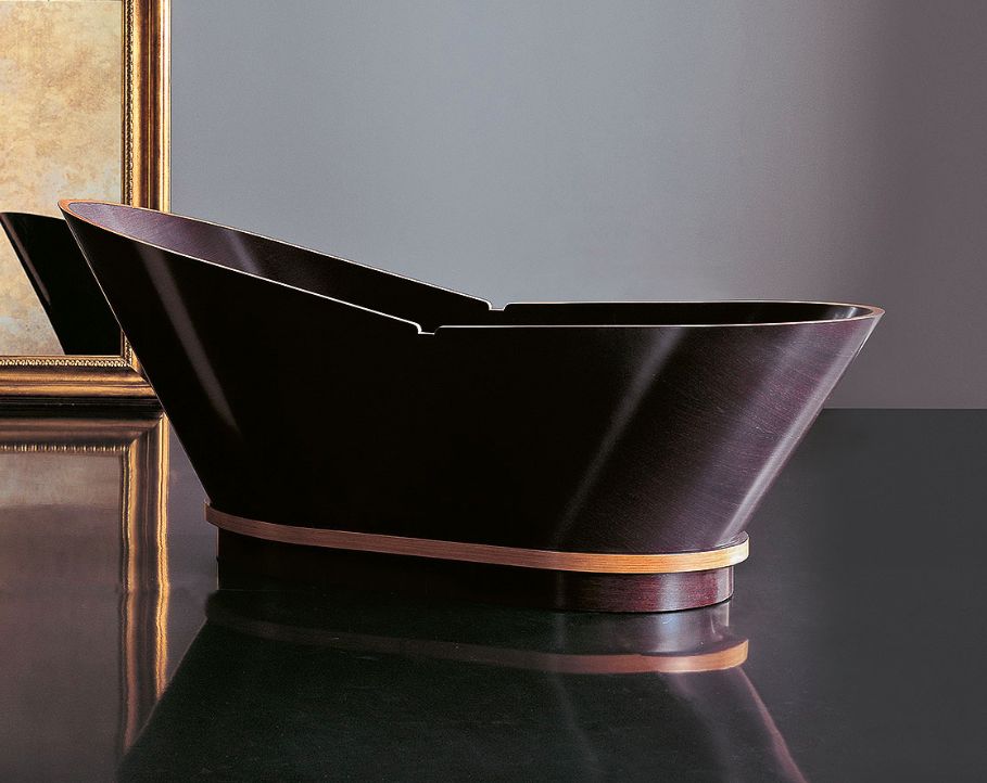 Wooden bathtub by Gruppo Treese