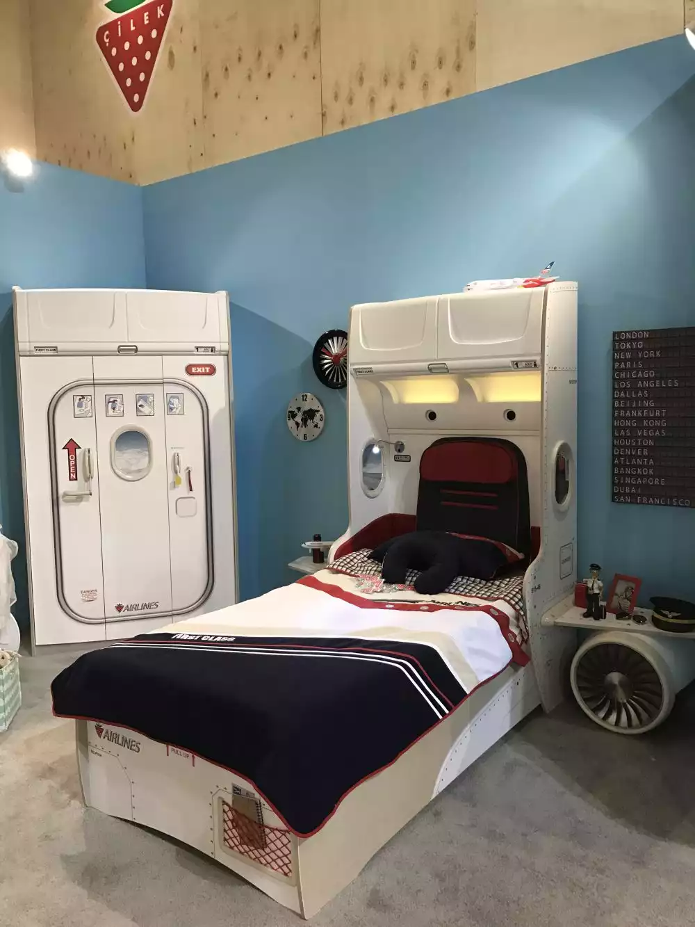 Airplane themend boys room with bed