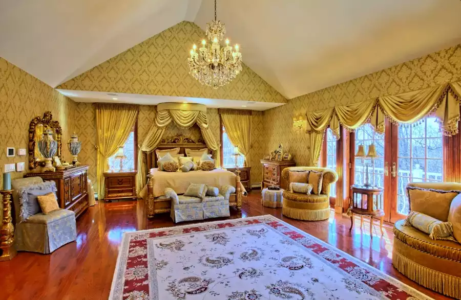 Baroque style bedroom decor