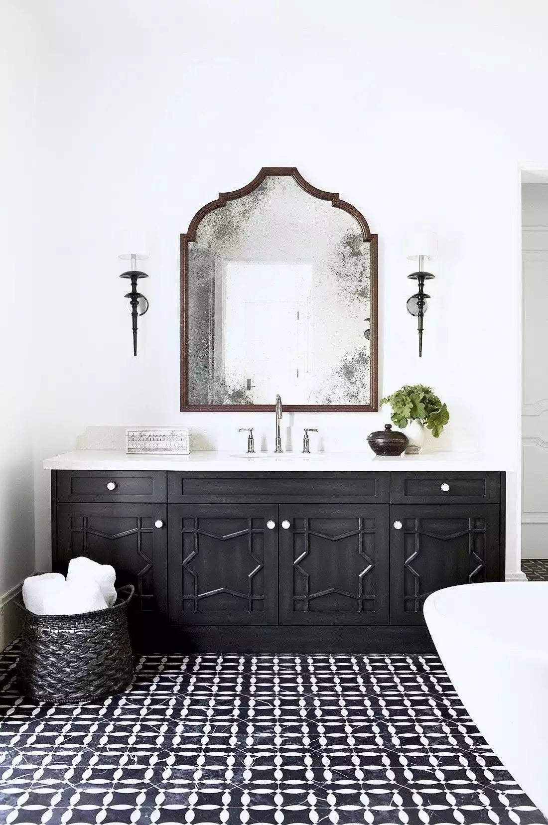 Beautiful inspired black and white bathroom decor