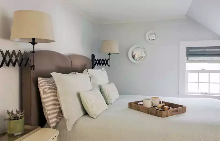 Bedroom lighting with accordeon lamps above the head