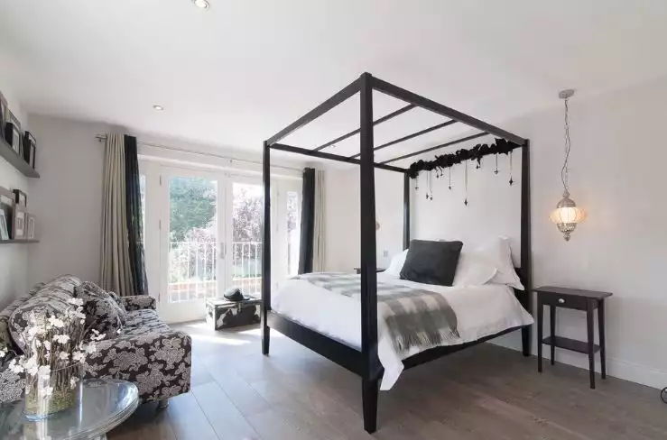 Black canopy style bedroom