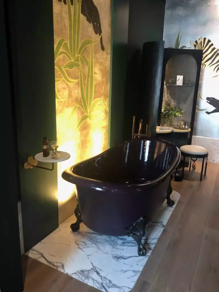 Clawfoot tub in black 768x1024