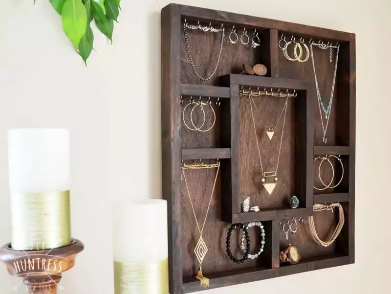 Compartmentalized jewelry holder