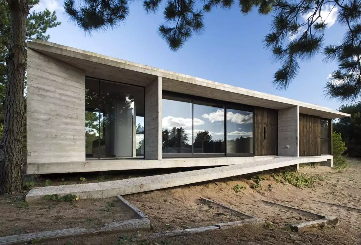 Concrete house with flat roof Ecuestre House