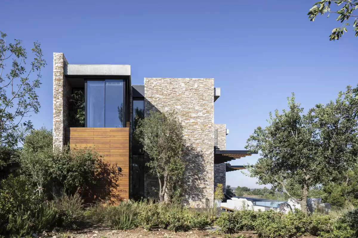 The limited use of oak cladding and glazed surfaces prevent the stone from becoming overpowering