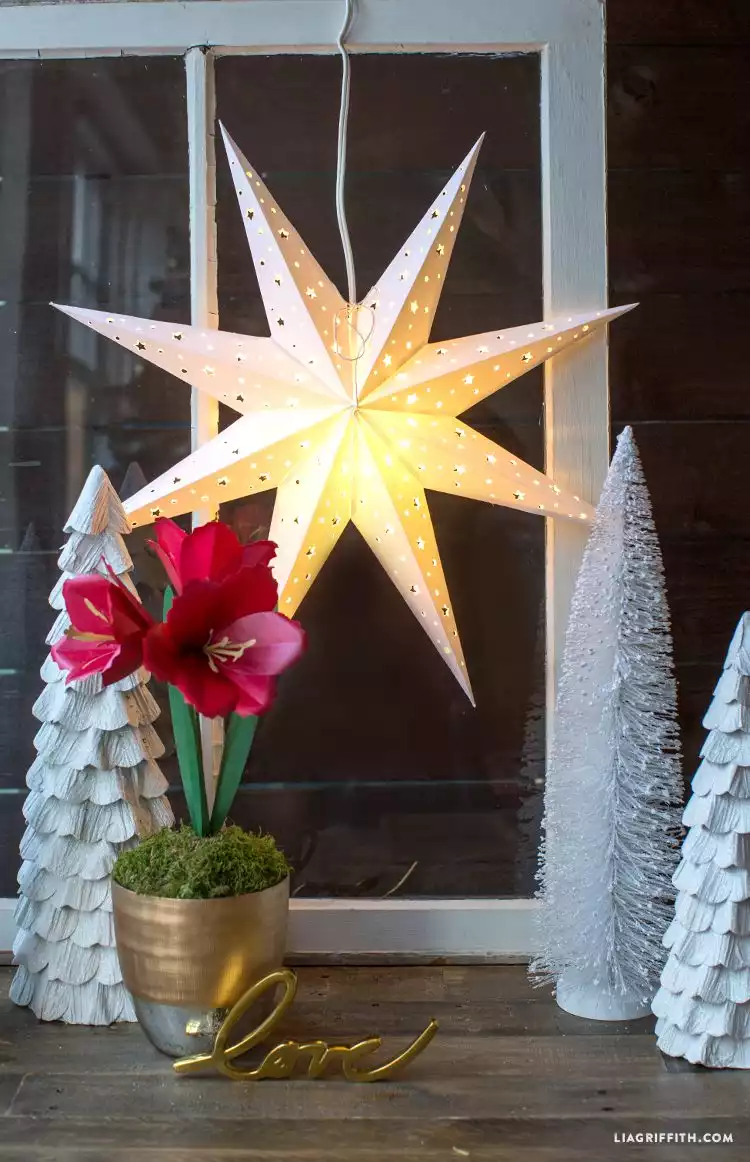 DIY PAPER STAR WINDOW DECORATION