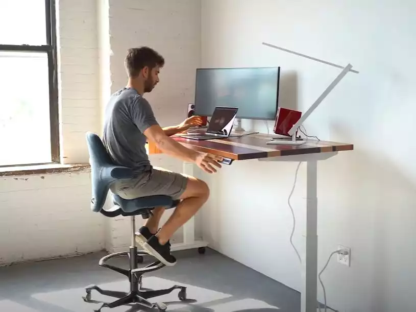 A desk for standing or sitting with a versatile design