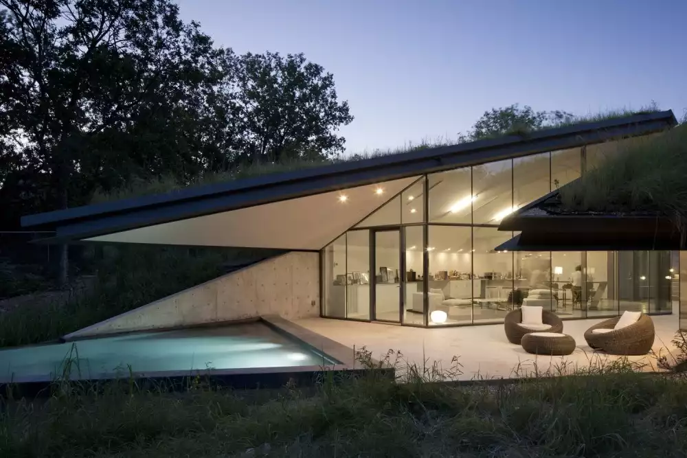 Edgeland House In Austi with A Grene Slope Roof Bercy Chen Studio Swimming pool And Patio