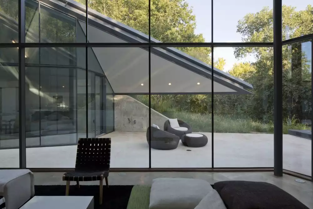 Edgeland House In Austi with A Grene Slope Roof Bercy Chen Studio glass walls