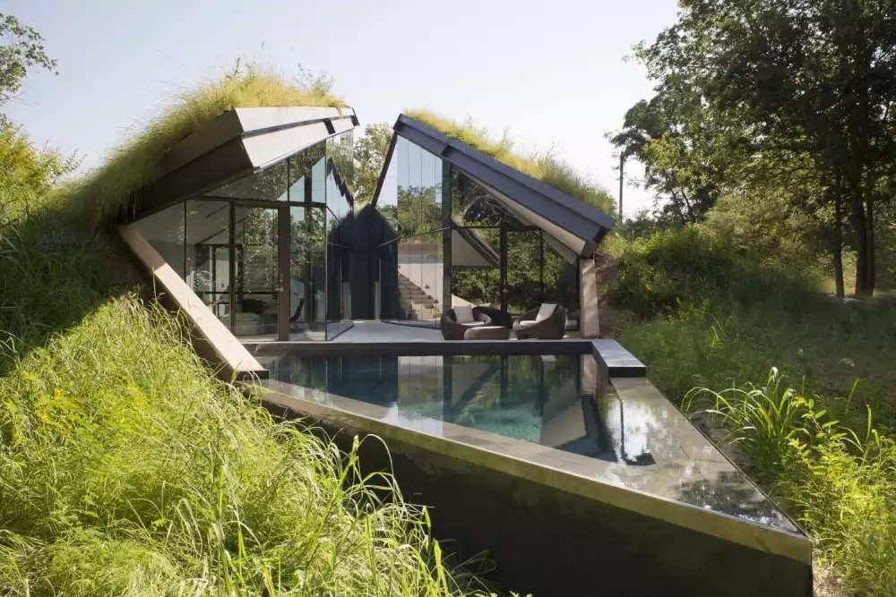 Edgeland House In Austi with A Grene Slope Roof Bercy Chen Studio pool