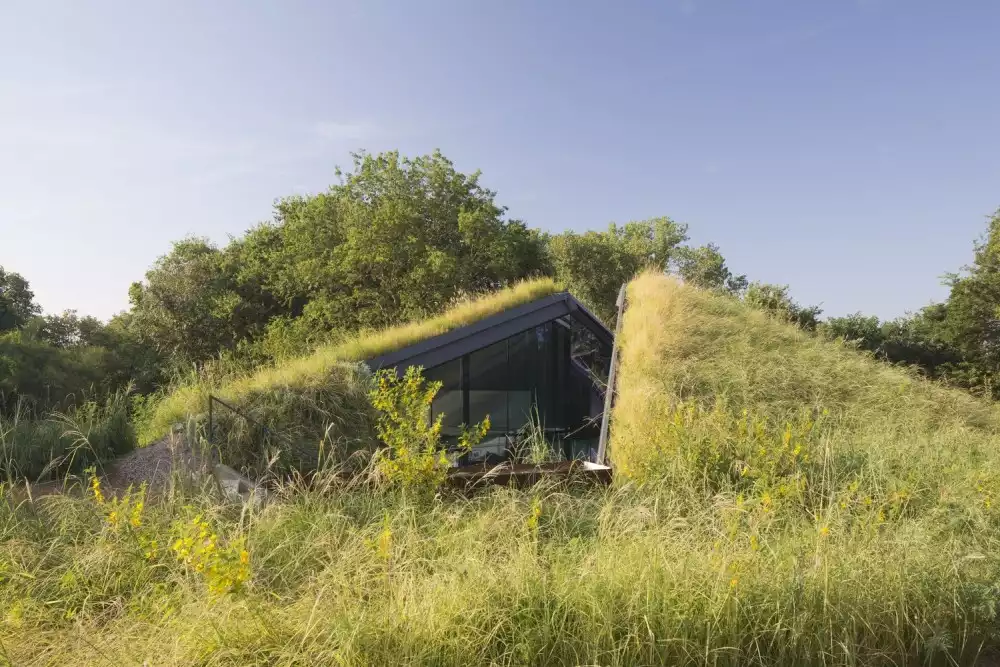 Edgeland House In Austi with A Grene Slope Roof Bercy Chen Studio top vie