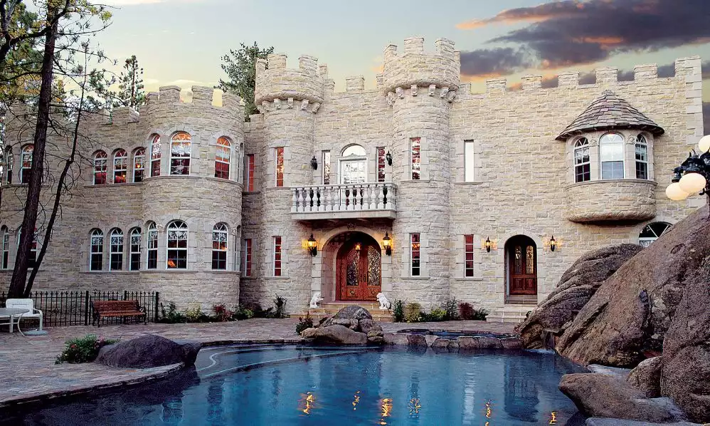 Embattled Parapet Roof on a Castle