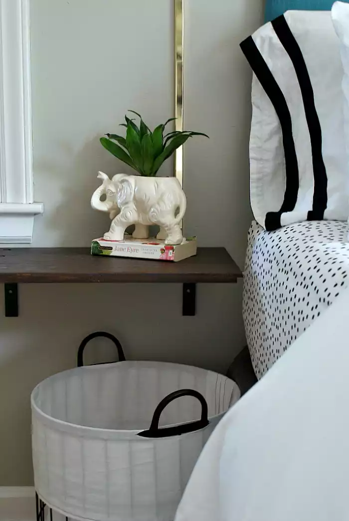 Floating shelf with a simple and sleek look