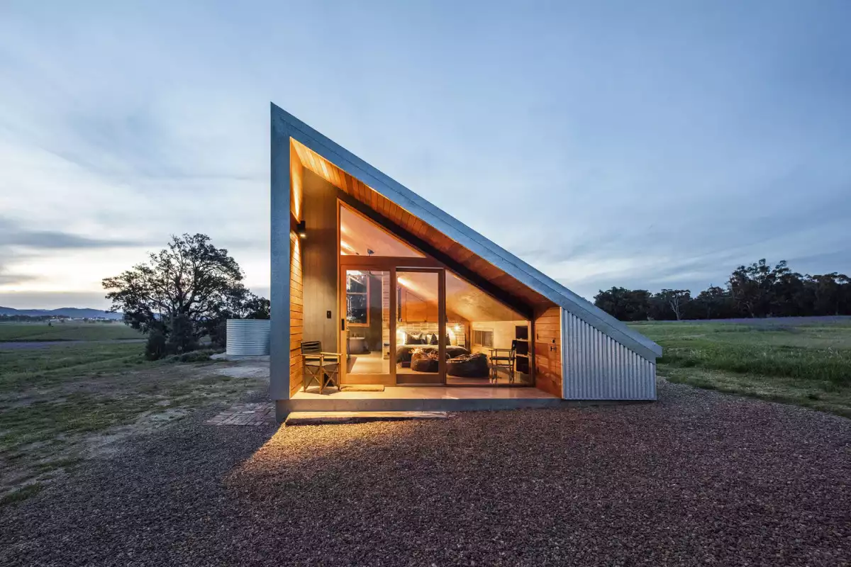 The double-glazed windows and glass doors maximize the views over Mudgee Valley