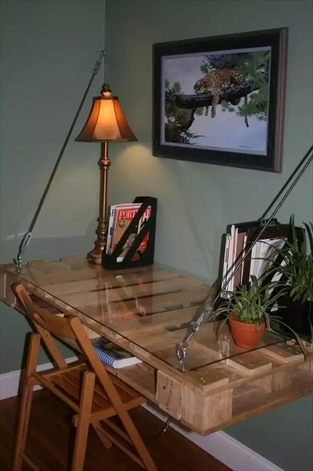 Hanging pallet desk