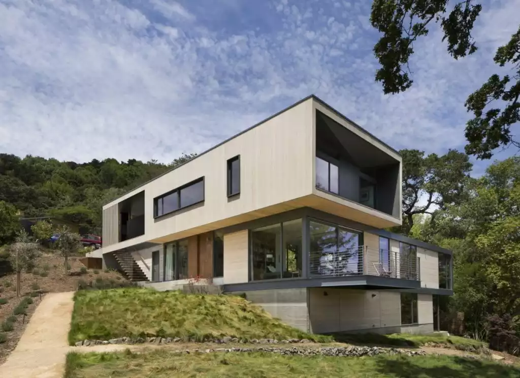 Modern House On A Hill Designs That Embrace Natural Landscapes