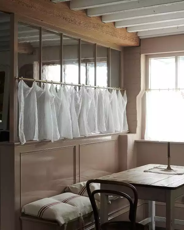 How Do You Hang Cafe Curtains