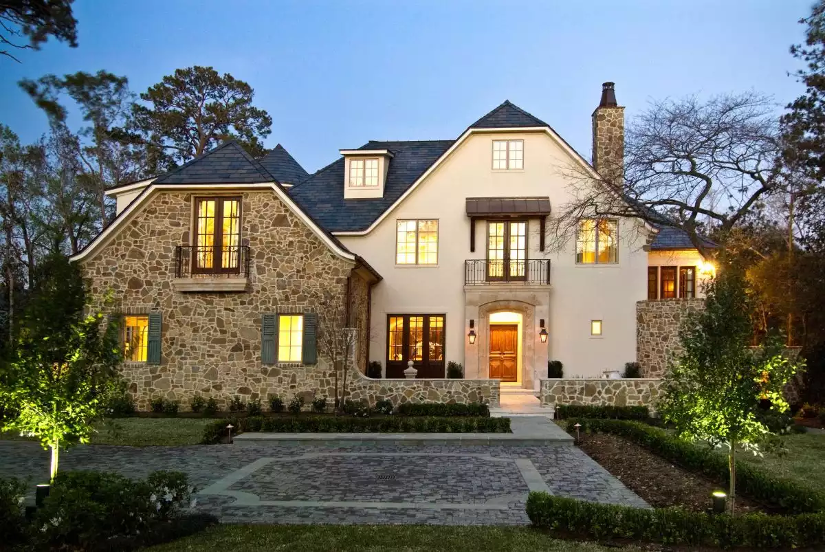 Jerkinhead Roof on Two-Story Home