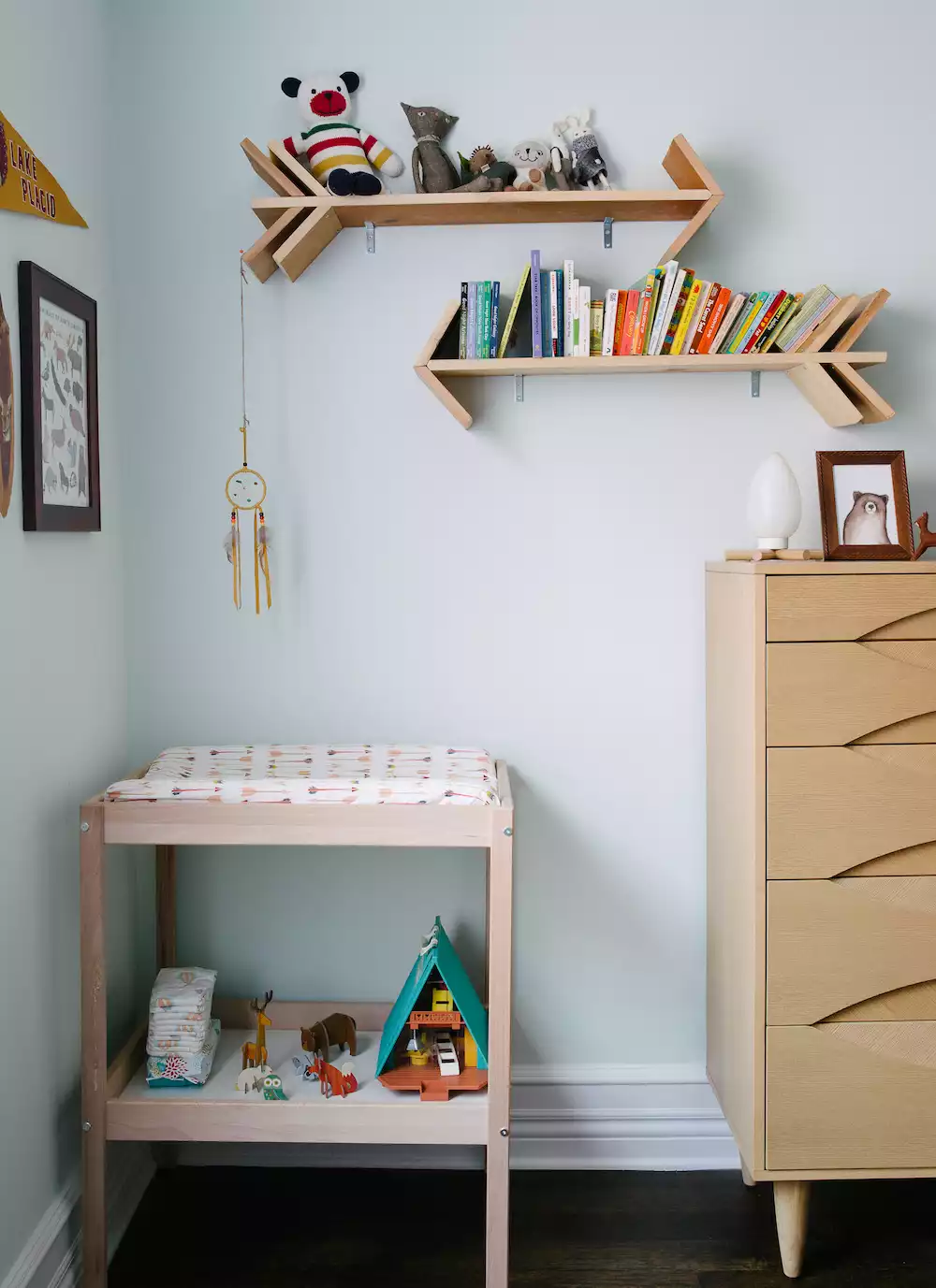 Arrow shelves with built-in bookends