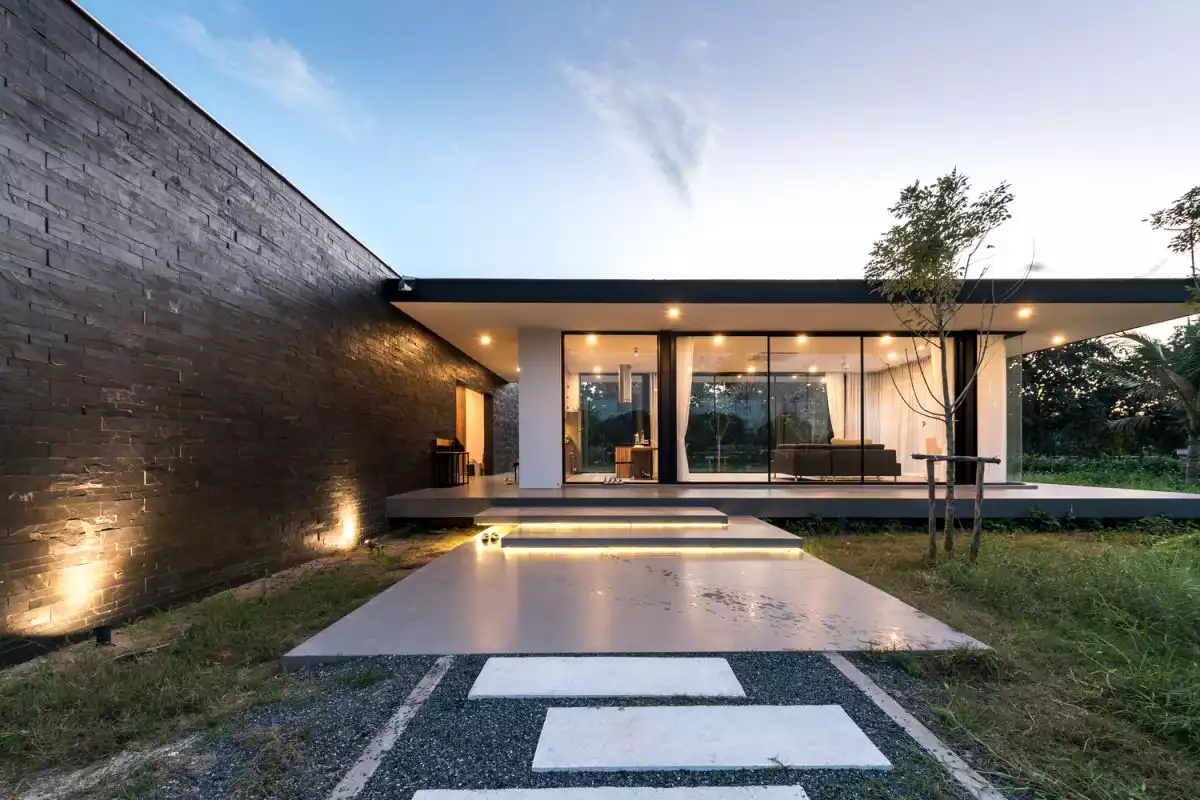 Maxime Residence with flat roof and floor to ceiling windows