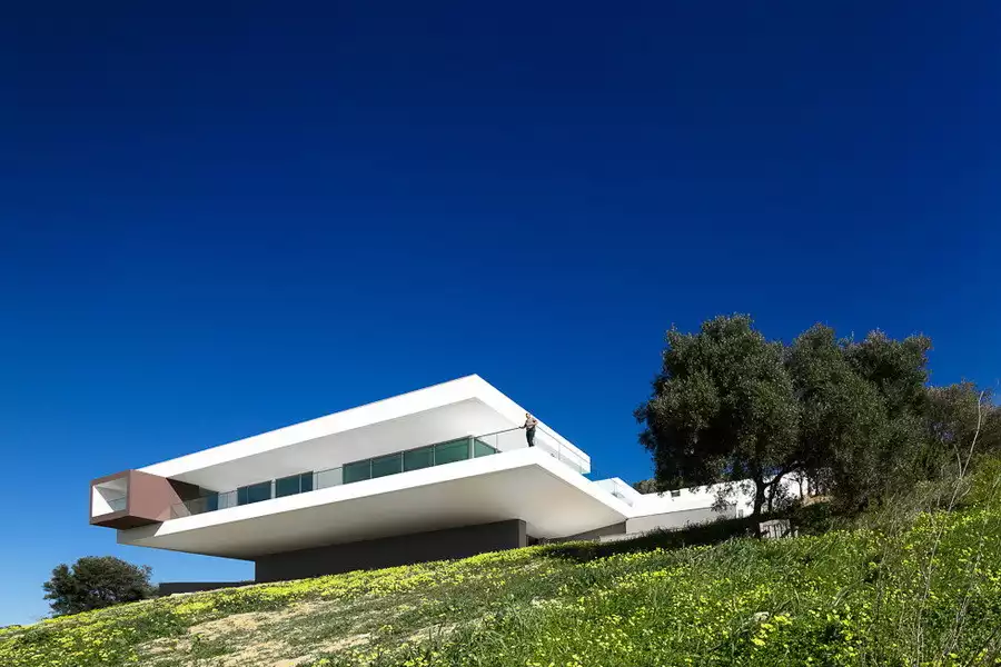 Minimalist Villa Escarpa by Mario Martins