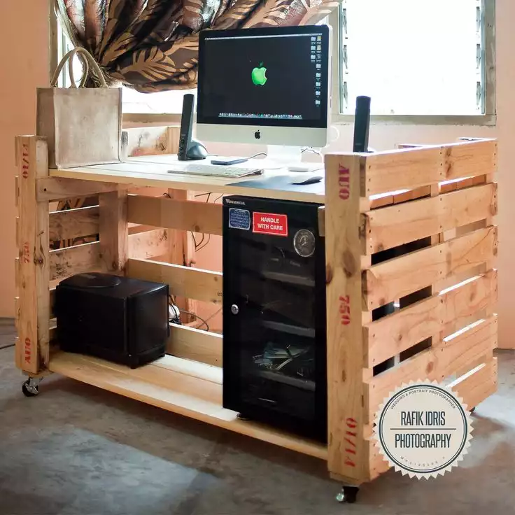 Modern pallet desk on wheels