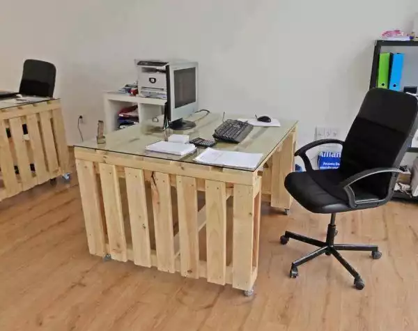 Office that use pallets to create working areas