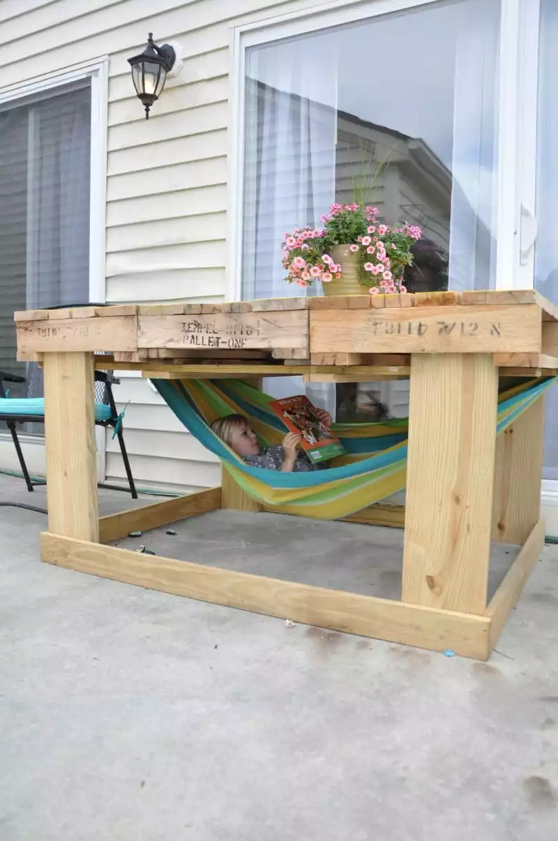 Outdoor pallet table for kids
