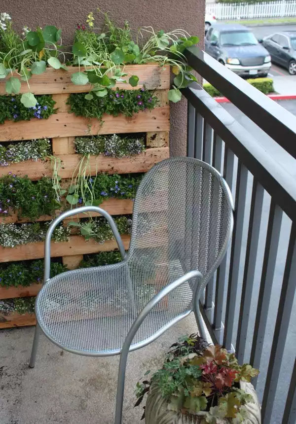 Balcony pallet balcony planter