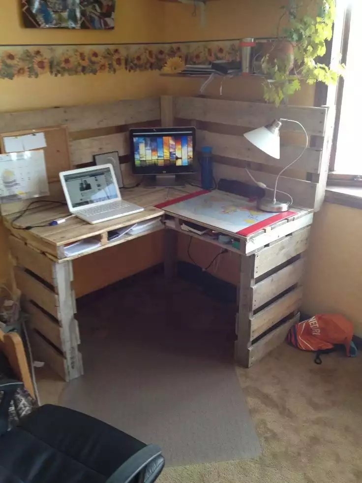 Pallet corner desk