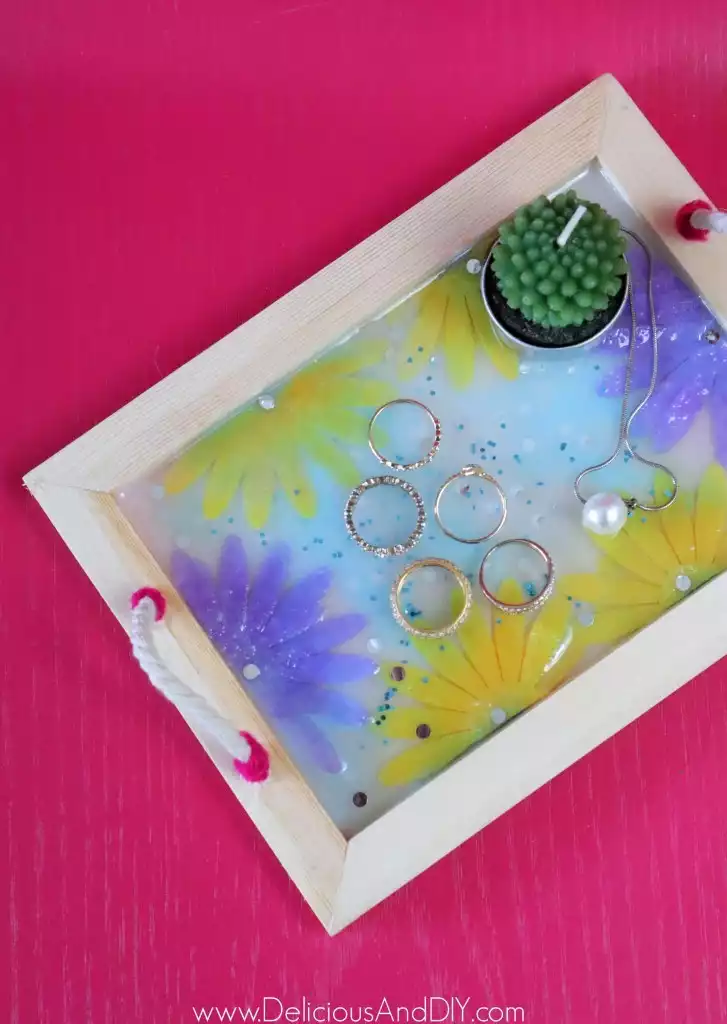 Decorate a cute jewelry tray